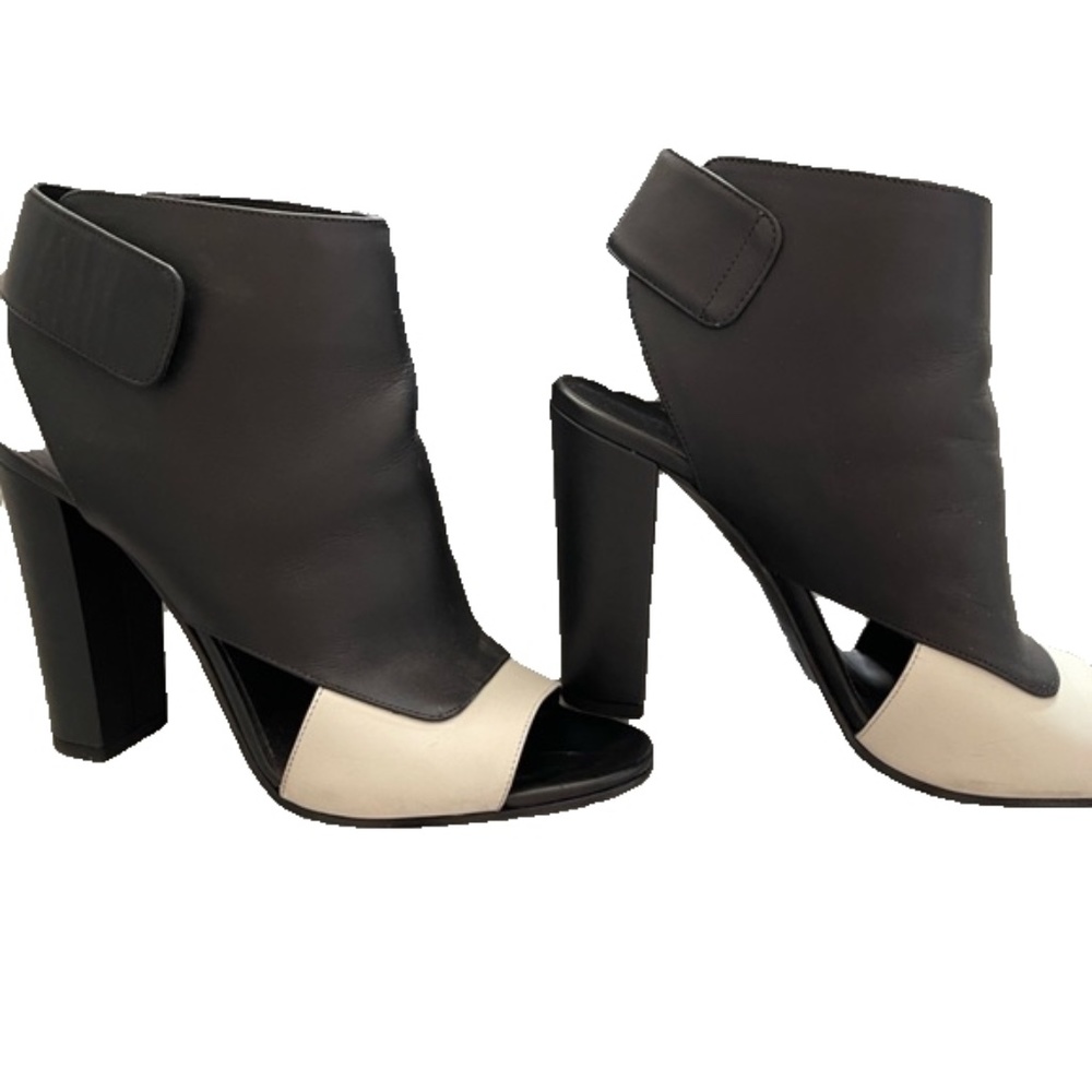 Vince. Agatha, White and Black Booties 7.5